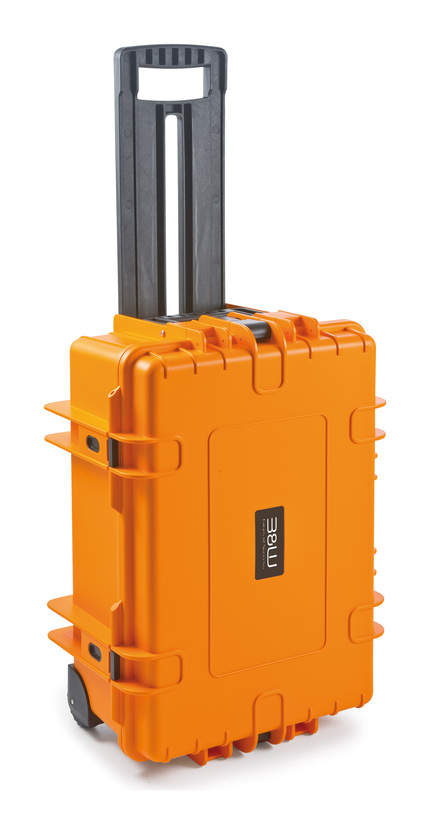 B&W Outdoor Case Type 6700 (PP.428) with Wheels: Orange - Three-Quarter Front Upright Handel Extended